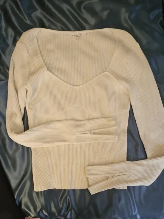 Beautiful Frame Top - Picture 2 of 3